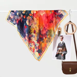 Detail van een elegante zijden sjaal met bloemenpatronen gedrapeerd aan een hanger