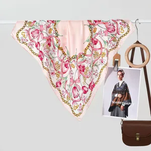 Detail van een roze zijden vierkante sjaal met rode tulpen en gouden kettingpatronen
