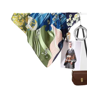 Klassieke zijden sjaal met kleurrijke berg- en bloemenprints en een bruine leren tas