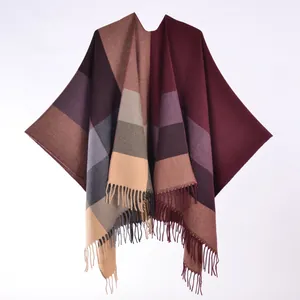 Poncho en maille à carreaux avec pompons et motifs géométriques vintage chic