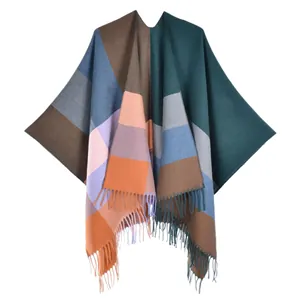 Châle en tricot pour femme avec carreaux colorés et longues franges élégantes