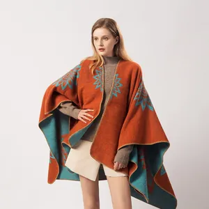 Détail de la maille et motif jacquard floral de tournesol sur ce châle d'hiver chaud