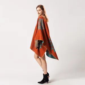 Poncho vintage orange avec motifs de tournesols bleus et finition en maille douce