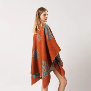 Châle en maille orange pour femme avec grands motifs floraux bleus élégants
