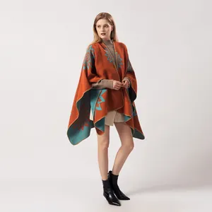 Détail d'un châle bohème orange avec jacquard de tournesol bleu et bords surpiqués