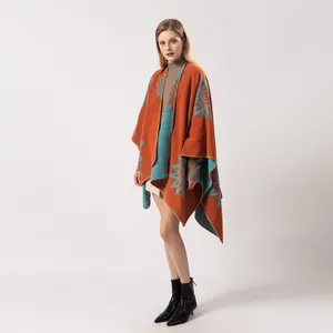 Gros plan détaillé de la cape en tricot orange avec motifs de tournesols