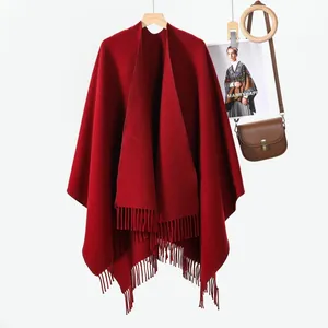 Scialle con nappe bordeaux scuro in cashmere spesso per donna elegante inverno look