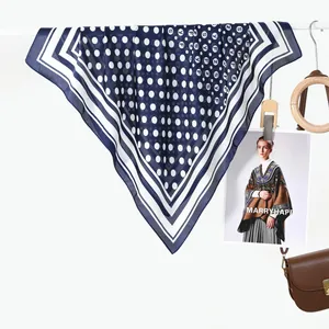 Foulard in seta blu e bianco a pois con bordo a strisce e motivo di lettere
