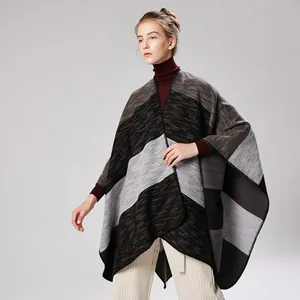 Dikke herfstgebreide sjaal met regenboogstrepen en oversized warm kasjmierachtig design