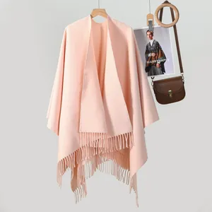 Scialle in maglia rosa pesca tinta unita con nappe e spessa trama in cashmere su gruccia