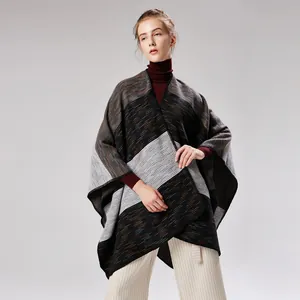 Modieuze oversized gebreide poncho met grijze geometrische vlakken voor herfst en winter