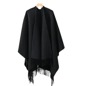 Scialle in maglia nera con frange, elegante mantella invernale su gruccia in legno