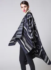 Détail des motifs géométriques ethniques et de la texture épaisse du poncho bleu
