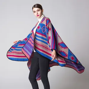 Poncho en maille géométrique épaisse avec motifs bohèmes colorés et beau drapé