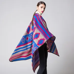 Détail rapproché du poncho géométrique bohème avec motifs ethniques et texture tricotée