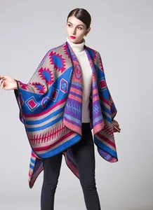 Détail d'un châle en tricot géométrique avec motifs rouge et bleu et bordure cousue