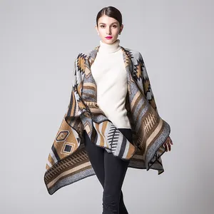Détail macro du poncho à motif géométrique avec bordure cousue noire et tissu épais
