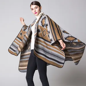 Gros plan sur le motif tribal géométrique d'un poncho en maille épaisse et chaude