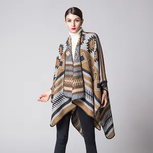 Détail du poncho en tricot géométrique montrant le motif ethnique et la texture douce