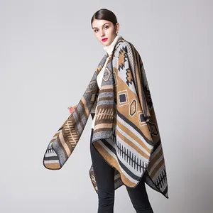 Détail d'un châle en tricot géométrique bohème avec bordure cousue et matière épaisse