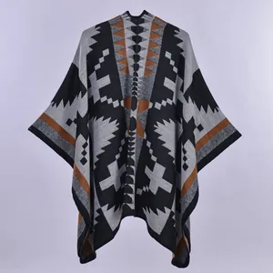 Dettagli della trama dello scialle poncho etnico con motivo geometrico in finto cashmere