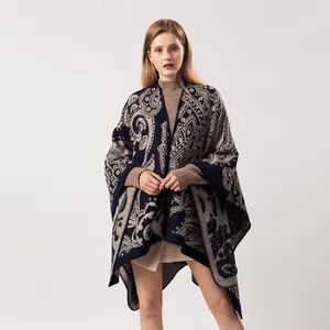 Dettaglio del motivo paisley sul pesante poncho da donna in finto cashmere blu