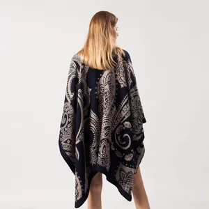 Scialle spesso blu scuro effetto cashmere per donna, vista retro con motivo paisley