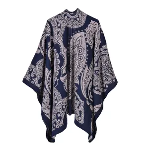 Dettaglio della mantella in maglia con motivi paisley e morbido tessuto effetto cachemire