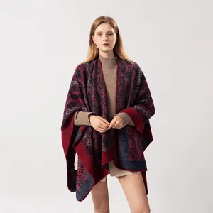 Détail d'un châle en tricot géométrique rouge et bleu montrant la texture du tissu épais