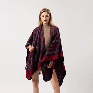 Détail du châle en tricot avec motif géométrique rouge et bleu pour l'automne