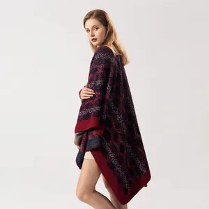 Détail du motif jacquard géométrique rouge et bleu sur ce châle poncho doux pour femme