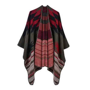 Poncho tricoté pour femme avec motifs ethniques géométriques et design bicolore chic