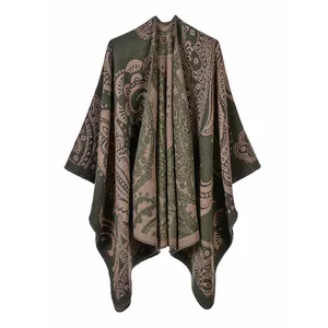Dettaglio dello scialle verde scuro effetto cashmere con motivi etnici beige e bordi rifiniti