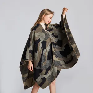 Détail du poncho en maille camouflage montrant les coutures fines et la texture