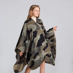 Détail d'un poncho en maille camouflage avec des bords ourlés et un motif militaire