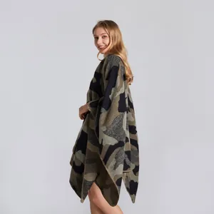 Détail du poncho en tricot camouflage montrant la texture douce et les finitions