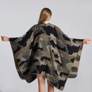 Vue arrière d'un poncho en maille pour femme avec motif camouflage élégant en vert et noir