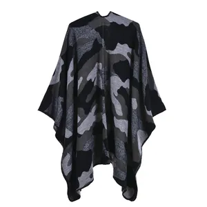 Gros plan sur le motif camouflage tricoté et les coutures fines de ce châle pour femme