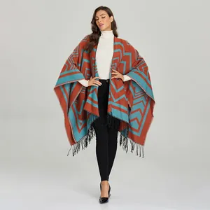 Damen Strickponcho Schal für Herbst Winter mit orange-blauem Muster und Fransenverzierung