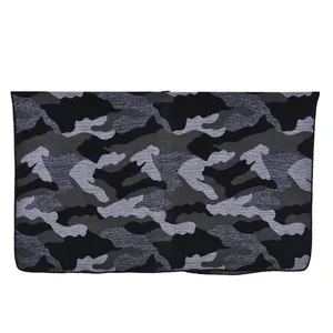 Gros plan détaillé sur la texture tricotée et le motif camouflage de ce châle chaud