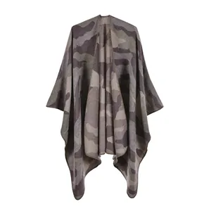 Vue détaillée du poncho en maille camouflage montrant la texture du tissu épais