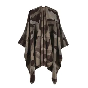 Détail de la couture fine et du tissu en maille camouflage du poncho d'hiver doux
