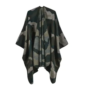 Vue détaillée du châle camouflage pour femmes avec texture en maille et bords finis