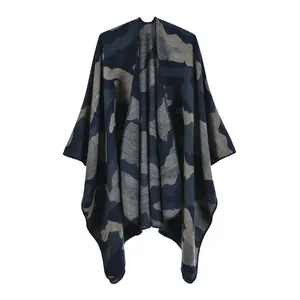 Détail d'un châle en maille camouflage avec coutures surjetées et ourlet fendu