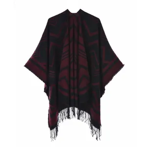 Detailansicht des winterlichen rot-schwarzen Strickschals mit Sternen und Fransen