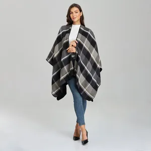 Klassischer Poncho-Schal mit Karomuster in Schwarz und Grau zu weißem Pullover
