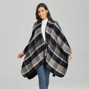 Detailansicht Damen-Poncho mit klassischem grau-weißem Karomuster aus weichem Material