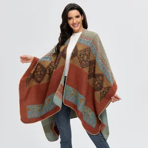 Poncho scialle in maglia etnica con motivi vintage rosso ruggine e tessuto caldo