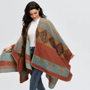 Dettaglio del motivo del poncho bohémien vintage con disegni geometrici etnici colorati