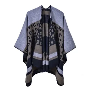 Detail von Leopardenmuster und Farblock-Strickmuster auf einem weichen Damen-Poncho